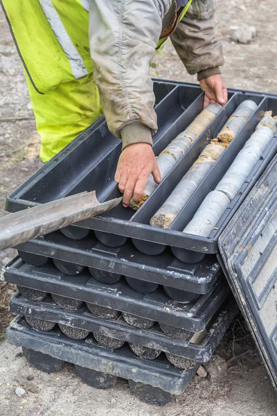 Core drill pracovník extrahuje vzorky — Stock fotografie