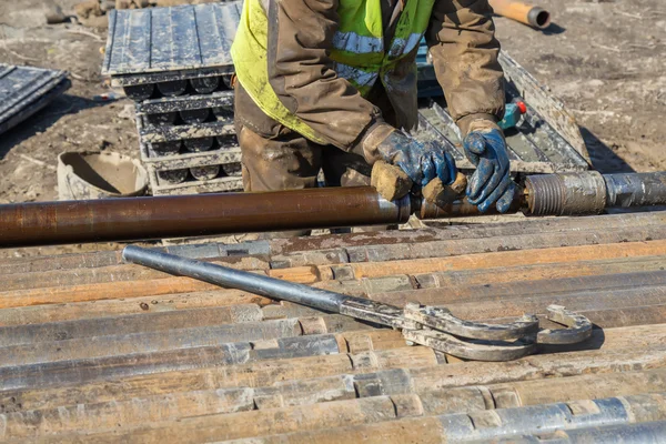 Boren werknemer grip voor een strakkere drill pipe — Stockfoto