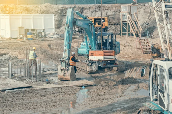 Nieuwe stichting met zware machines — Stockfoto