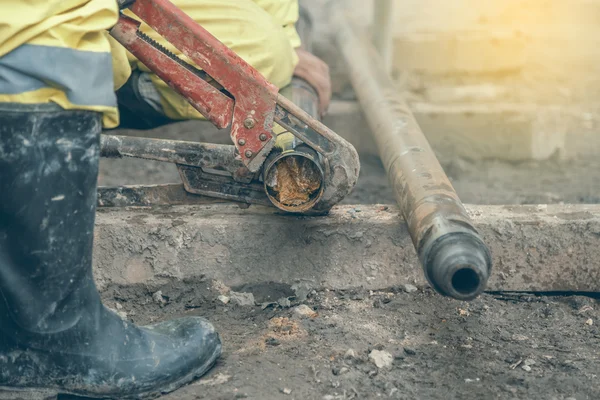 Rig workers at site take out drill core sample 2 — Stock Photo, Image