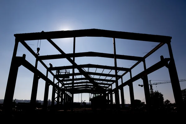 Silhueta dos trabalhadores que desembrulham armazém industrial 2 — Fotografia de Stock