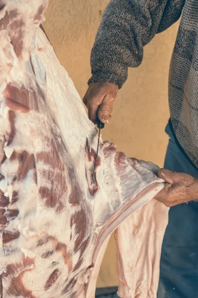 Butcher cut off the belly fat — Stock Photo, Image
