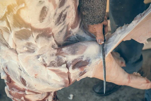 Butcher cut off the fat — Stock Photo, Image