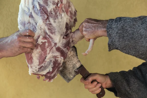 Carnicero separando patas de cerdo crudas 2 — Foto de Stock