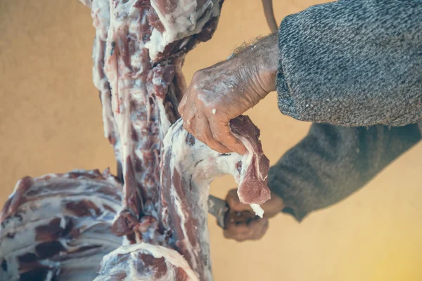 Butcher slicing raw pork, home pig slaughtering — Stock Photo, Image