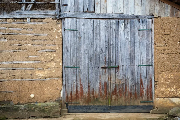 Výstřední a rustikální dveře stodoly — Stock fotografie