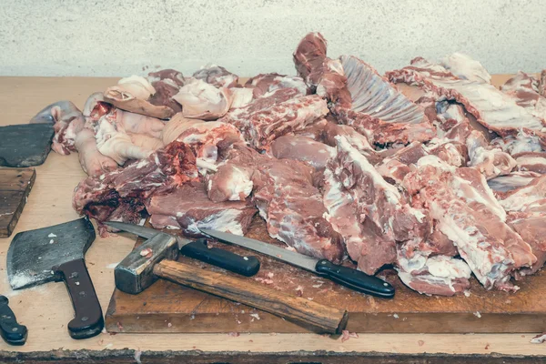 Сырая свинина на столе — стоковое фото