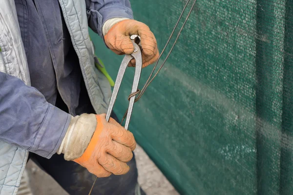 Tightening wire using a pincers 2 — Stock Photo, Image