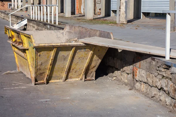 Prullenbak container voor concreet puin — Stockfoto