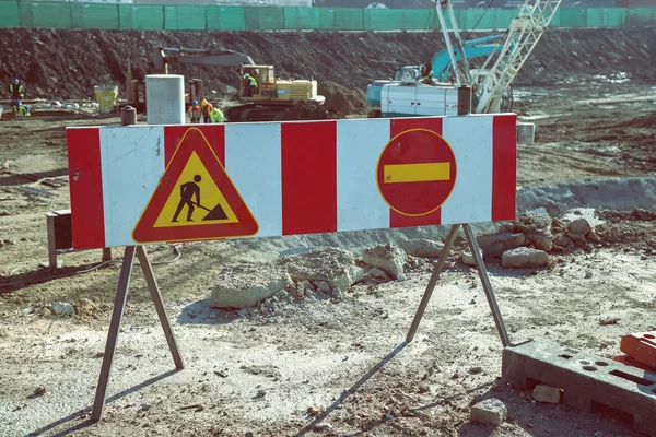 Uyarı işareti önünde, şantiye — Stok fotoğraf