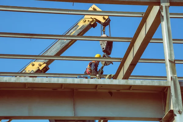 Εργαζόμενος ψηλά πάνω από την αποσυναρμολόγηση μεταλλική δομή 4 — Φωτογραφία Αρχείου