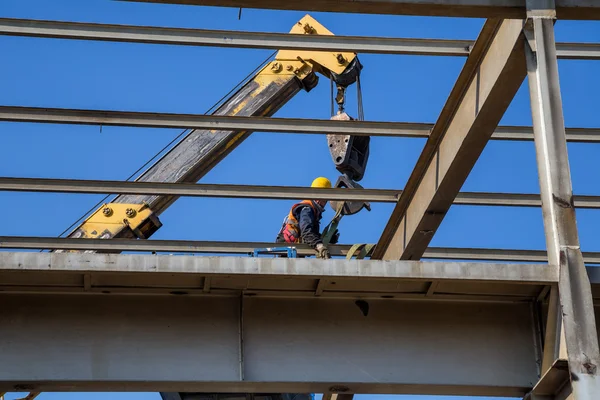 Werknemer hoog boven dissembling metalen structuur — Stockfoto