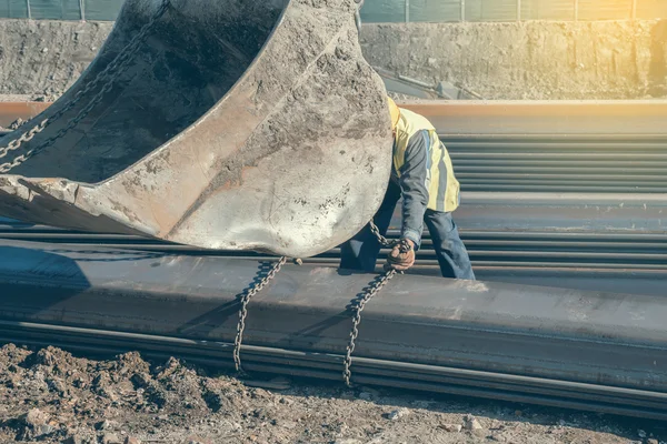 Construction worker attaching lifting chains 3 — Stock Photo, Image