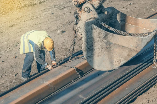 Construction worker attaching lifting chains 4 — Stock Photo, Image