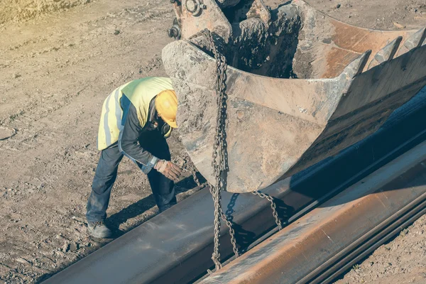 Trabajador de la construcción adjuntando cadenas de elevación 2 —  Fotos de Stock