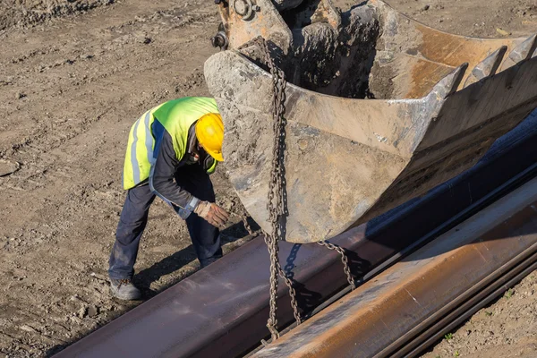 Trabajador de la construcción adjuntando cadenas de elevación —  Fotos de Stock