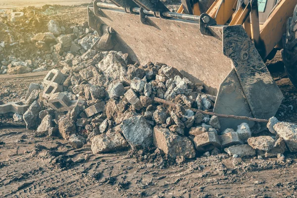 Voorlader met gemonteerde brede emmer laden beton afval 2 — Stockfoto