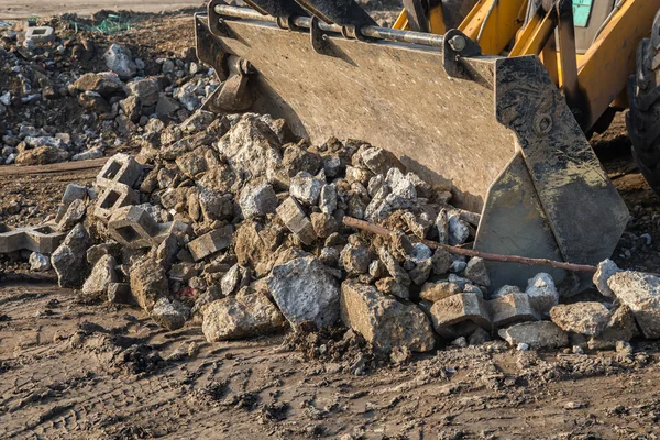 Ładowarka czołowa z zamontowanym szerokim zasobnik załadunku odpadów betonowych — Zdjęcie stockowe