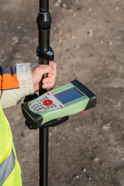 GNSS mottagare med fältcontroller — Stockfoto