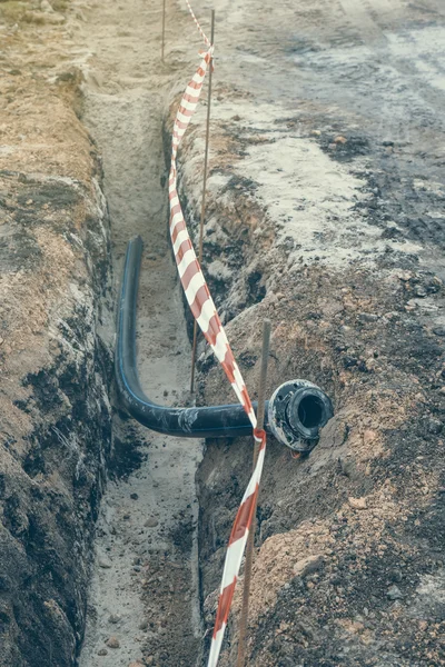 Bir hendek 4 su boruları döşeme — Stok fotoğraf