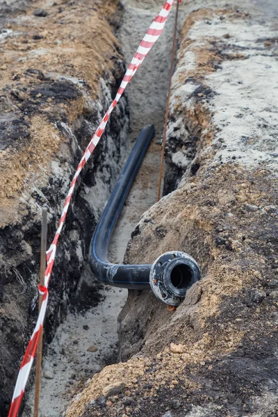 Colocação de tubos de água em uma trincheira — Fotografia de Stock