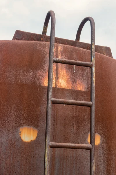 Rezavý žebřík na rezavě palivovou nádrž — Stock fotografie