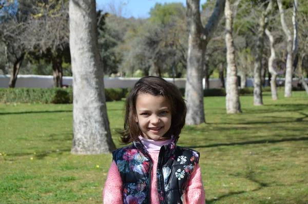 Chica en el parque —  Fotos de Stock