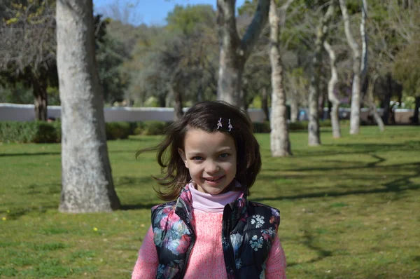 Chica en el parque —  Fotos de Stock