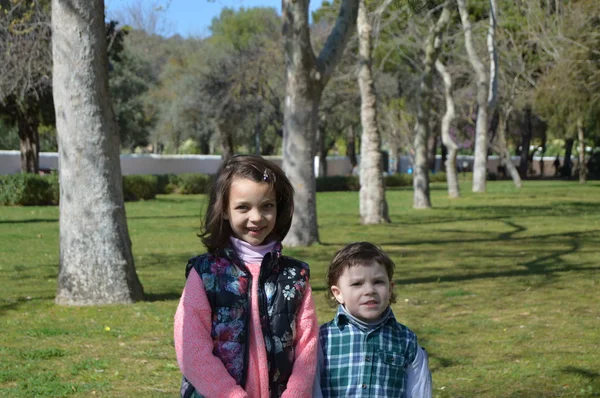 Hermana y hermano en el parque Imagen de archivo