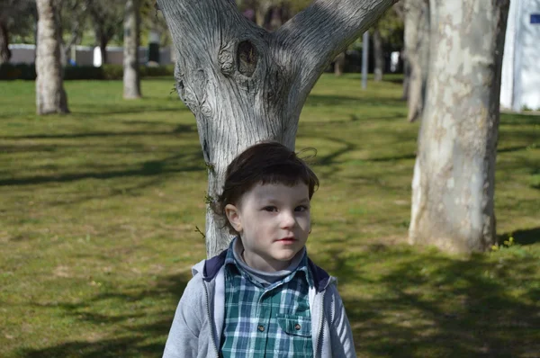Petit garçon dans le parc 1 — Photo