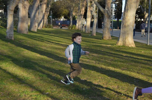 Jongetje in het park 5 — Stockfoto