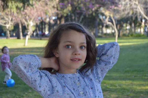 Chica en el parque 21 —  Fotos de Stock