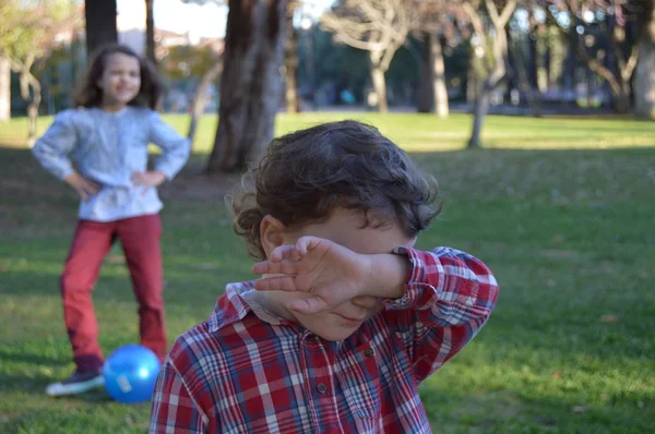 Hermana y hermano en el parque 10 —  Fotos de Stock