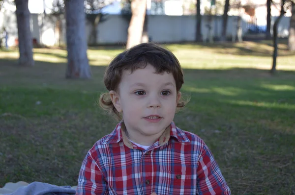 Malý chlapec v parku 14 — Stock fotografie