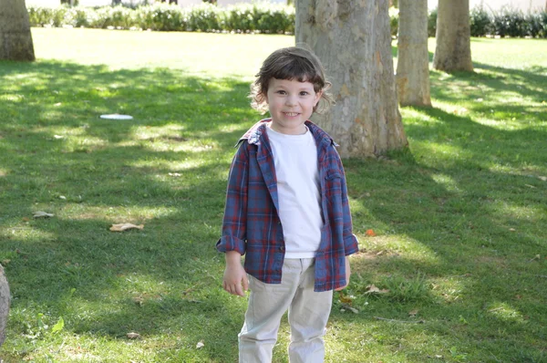 Lustiger kleiner Junge im Park 10 — Stockfoto