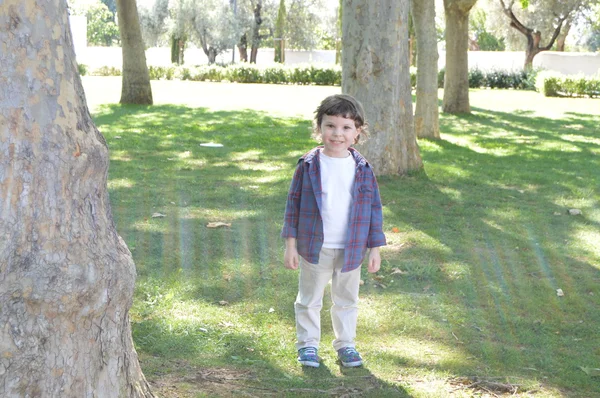 Engraçado menino no parque 9 — Fotografia de Stock