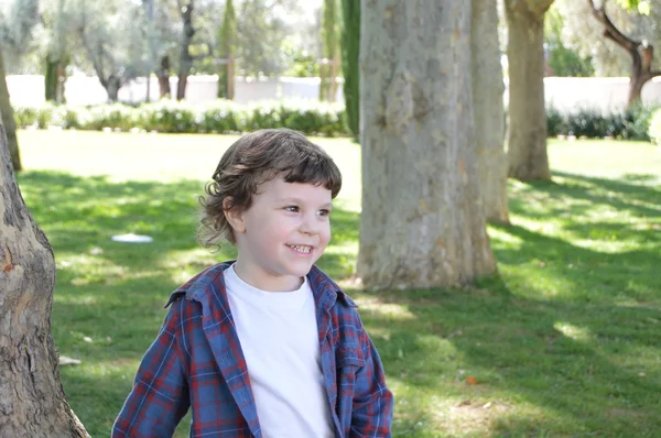 Смішний маленький хлопчик в парку 4 — стокове фото