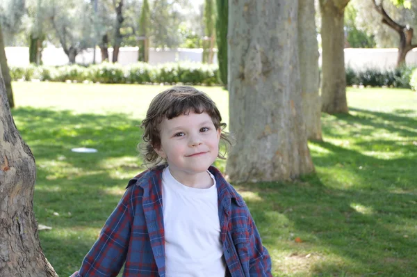 Смішний маленький хлопчик в парку 2 — стокове фото