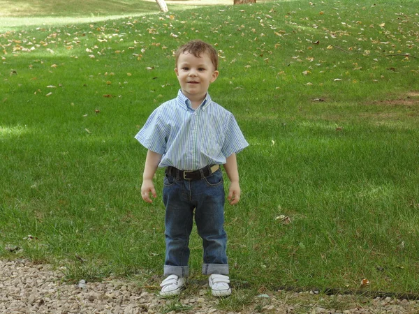 Babyjongen in bos — Stockfoto