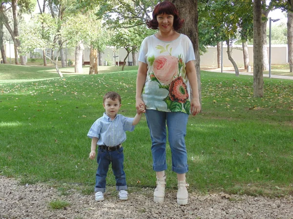 Mãe e filho no parque. — Fotografia de Stock