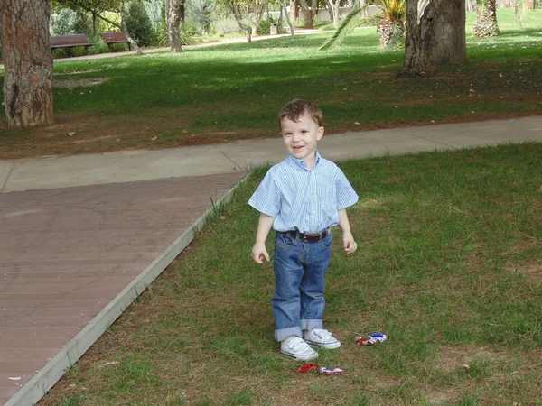 Niño en el bosque 7 — Foto de Stock