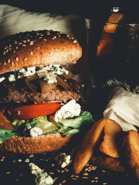 Mor peynirli ve patatesli bir gurme sandviçin yakın çekimi.