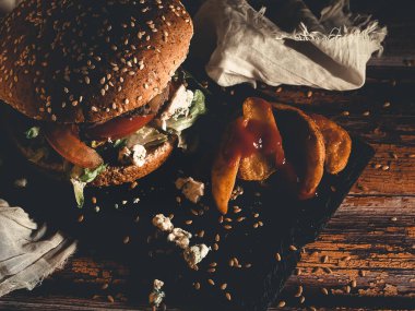 Mor peynirli ve patatesli bir gurme sandviçin üst görüntüsü.