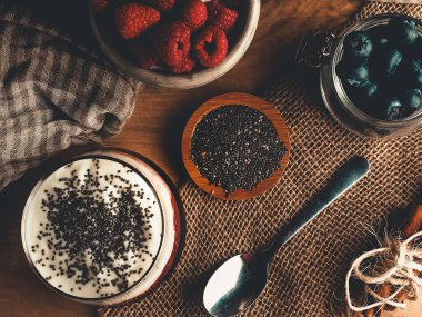KIRMIZI FRUIT VE CHIA BİR OĞLUNDA YOGURT VE SAKKCLOTH BASE