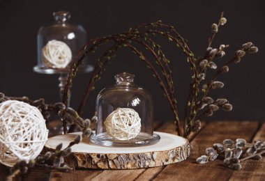 Bahar söğüt dallarının Paskalya bahar kompozisyonu. Cam bir kase içinde kavis şeklinde beyaz toplar. Kırsal Paskalya ve düğün dekorasyonu konsepti.