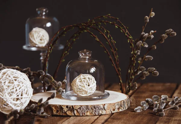 Bahar söğüt dallarının Paskalya bahar kompozisyonu. Cam bir kase içinde kavis şeklinde beyaz toplar. Kırsal Paskalya ve düğün dekorasyonu konsepti.