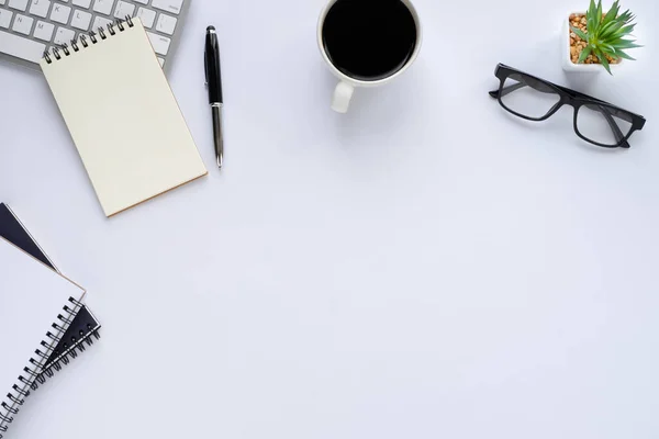 Ovansidan White Office Skrivbord Med Tangentbord Anteckningsbok Och Kaffekopp Med — Stockfoto