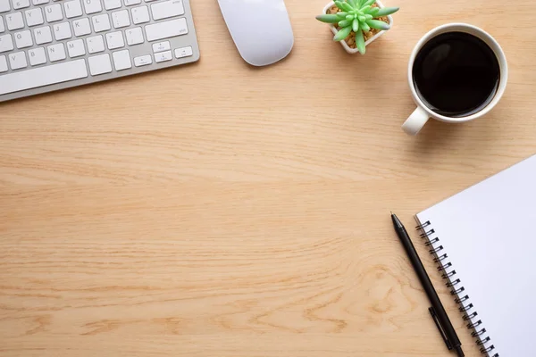 Vista Superior Mesa Escritorio Oficina Madera Con Teclado Portátil Taza — Foto de Stock