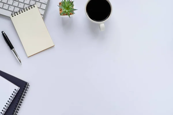 Vista Superior Mesa Escritorio Oficina Blanca Con Teclado Portátil Taza — Foto de Stock