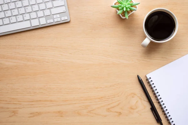 Mesa Escritorio Oficina Madera Con Teclado Portátil Taza Café Con — Foto de Stock